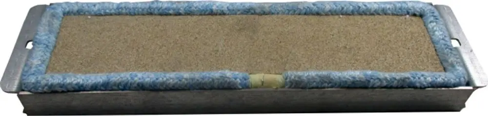 Putzdeckel mit einem grauen Metallrahmen und einer sandfarbenen Oberfläche, umgeben von einem blauen Stoffrand, geeignet für Wolf-Produkte.